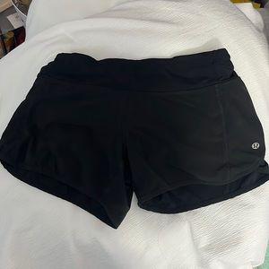 lululemon black 2.5 speed up shorts size 4